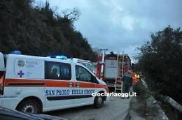 Tir nella scarpata: un morto e un ferito gravissimo. Impossibile rimuovere il mezzo