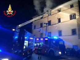 (LE FOTO) Un fulmine innesca l'incendio. Notte di terrore per gli inqulini di  una palazzina