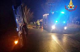 Incidente in via San Francesco. Un tir si getta nel fossato per evitare la tragedia