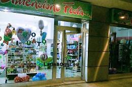Sfuma il colpo da Dimensione Festa: rompono la vetrata ma non rubano nulla