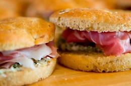 Panini senza tracciabilità venduti alla scuola, scatta il sequestro