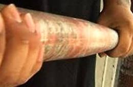 Aggredisce i vicini di casa con una spranga di ferro, arrestato