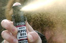 Ruba delle birre e spruzza spray al peperoncino sul negoziante, arrestata 22enne