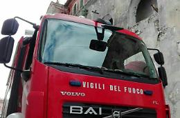 Un uomo minaccia di buttarsi da un palazzo, salvato dalla squadra volante