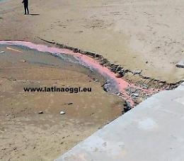 Una scia di acqua rosa che arriva fino in mare. Allarme in spiaggia