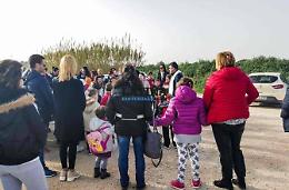 Benedizione pasquale negata, funzione fuori la scuola