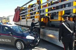 Ruba carrelli elevatori, in manette un camionista