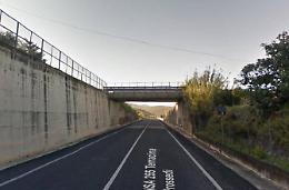 Lanciavano sassi dal cavalcavia contro le auto, denunciati due minorenni
