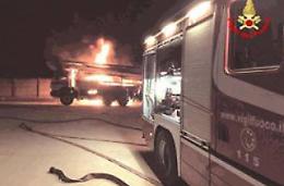 Incendio in un'azienda di calcestruzzo, distrutta dalle fiamme una betoniera