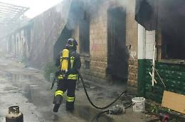 Fiamme alla ex Pozzi Ginori, paura per alcune bombole di Gpl