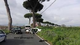 Tremendo frontale tra due auto, 4 feriti tra cui un bambino