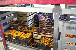 Vendeva frutta irregolarmente, denunciato
