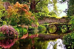Il fascino serale del Giardino di Ninfa 