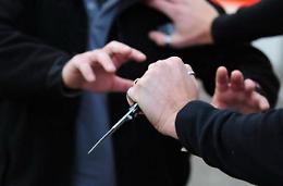 Minacce con il coltello e sequestro di persona: scatta l'arresto