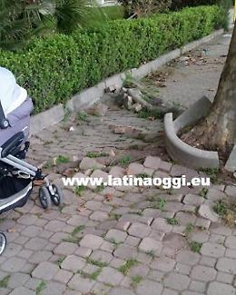 Strade come percorsi di guerra e marciapiedi impraticabili