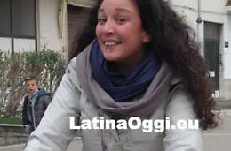 Picchiata perché aiutava i rifugiati politici