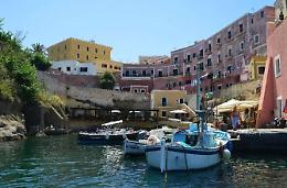 Ormeggi "facili" sull'isola, condannato l'ex comandante del porto