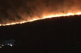 Un vasto incendio lambisce le abitazioni a Fondi