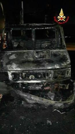 Furgone prende fuoco mentre è in marcia, paura a via Piano Rosso