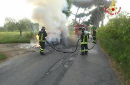 Auto in fiamme su via Nascosa
