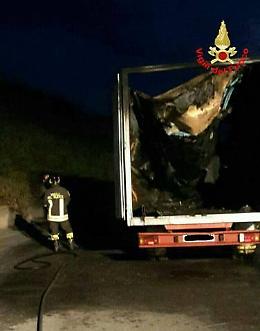 Furgone prende fuoco mentre è in marcia, paura a via Piano Rosso
