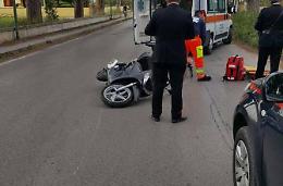 Cade dal motorino, il sospetto di un'auto che ha provocato l'incidente senza fermarsi