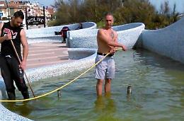 La nuova fontana al mare stava marcendo. Due commercianti la "adottano"