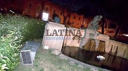 Sradica il parcometro  e poi si nasconde nella siepe. Un arrestato e due in fuga