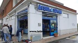 Sfondano la serranda di Acqua e Sapone, ma vengono messi in fuga
