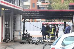 Incendio in una carrozzeria su viale Kennedy