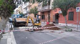 Strada sprofondata, si scava vicino alla condotta fognaria