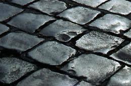 Saltano i sampietrini posizionati coi fondi Plus