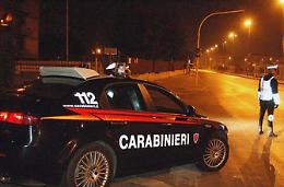 Scambio di droga tra auto: due arresti e sequestro di una pistola 

