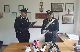 Rubano cinque paia di scarpe all'Eurospin, arrestati in due