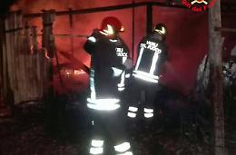 Incendio nella notte a Molella, a fuoco un deposito per attrezzi