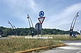 Rotatorie invisibili a causa delle erbacce