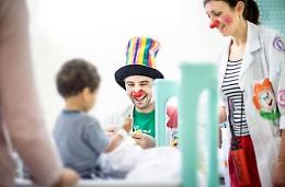 Un sorriso in ospedale, l'invasione dei clown di corsia