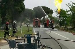 Autocisterna fuori strada sull'Appia, terminato il travaso: strada riaperta