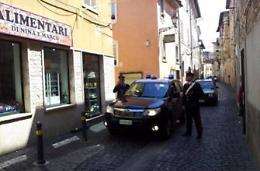 Entra in un negozio di generi alimentari e ruba quasi mille euro, denunciato