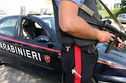 Guida senza patente, reagisce al posto di blocco e aggredisce i carabinieri