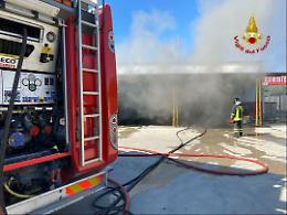 Auto in fiamme dentro una officina, arrivano i vigili del fuoco