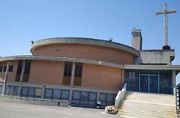 Ladri in chiesa, rubano le offerte e gettano le ostie in terra