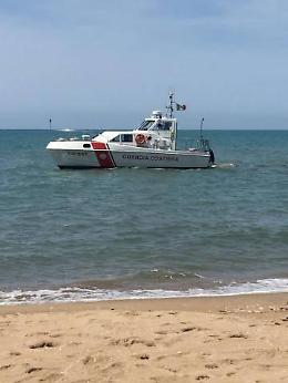 Anzio, peschereccio si ribalta al largo: ricerche in corso per un disperso

