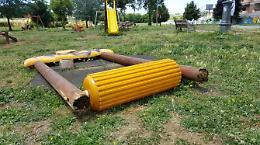 Vandali al parco Caduti di Cefalonia, distrutte le giostrine per bambini 