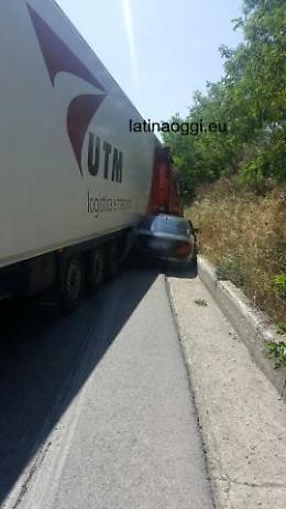 Incidente tra una Mercedes e un tir sulla Pontina, lunghe code in direzione sud