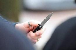 Armato di coltello minaccia il barista,  ma viene preso a sgabellate dai clienti
