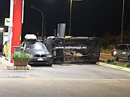 FOTO - Si ribalta con l'auto dentro al distributore