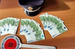 Fermato mentre spacciava banconote false insieme alla famiglia