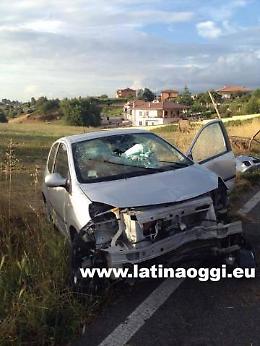 Auto fuori strada, l'incidente in via Fossignano 