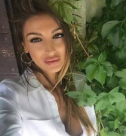 Cristina Buccino dall'Isola dei Famosi a star del web: nuda nella vasca da bagno